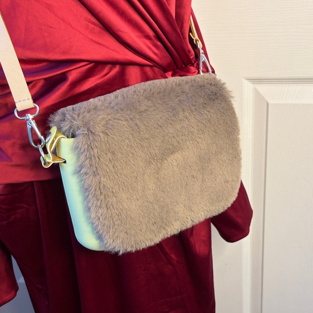 OBAG O Bag Italian Crossbody Bag with Adjustable Cream Strap w Magnetic Snap